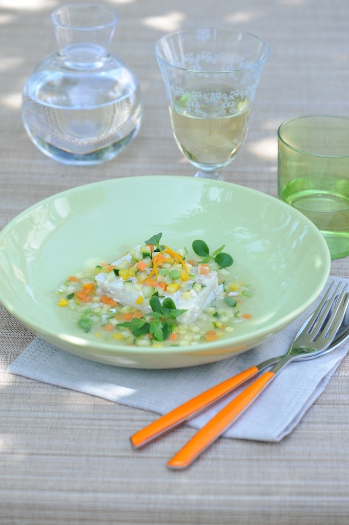 photographie culinaire de cabillaud et confettis de légumes