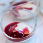 Confit de rose, crème légère et coulis de framboise - Vanessa Romano photographe et styliste culinaire