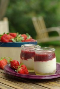 photo culinaire deDouceur de kéfir, miel de lavande et coulis de framboise