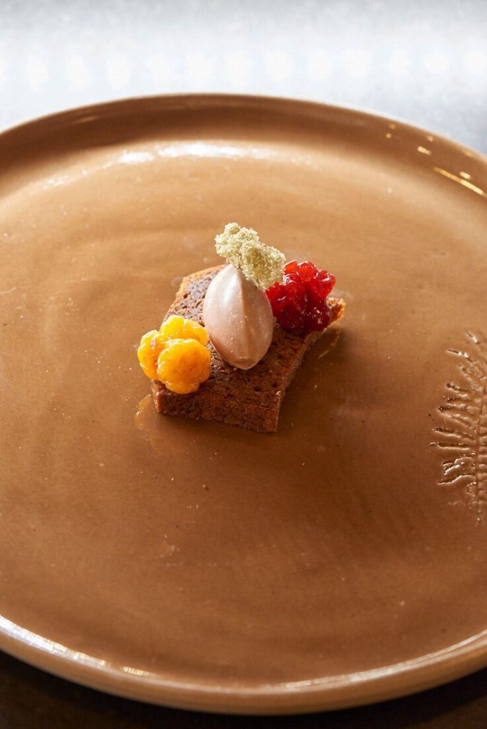 Photo culinaire d'un plat de foie de renne Icehotel suède