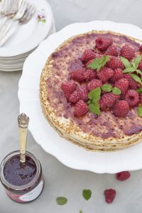 photo culinaire d'un gâteau de crêpes aux framboises