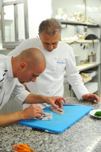 Le chef Thierry Thiercelin et son second à la Villa Belrose