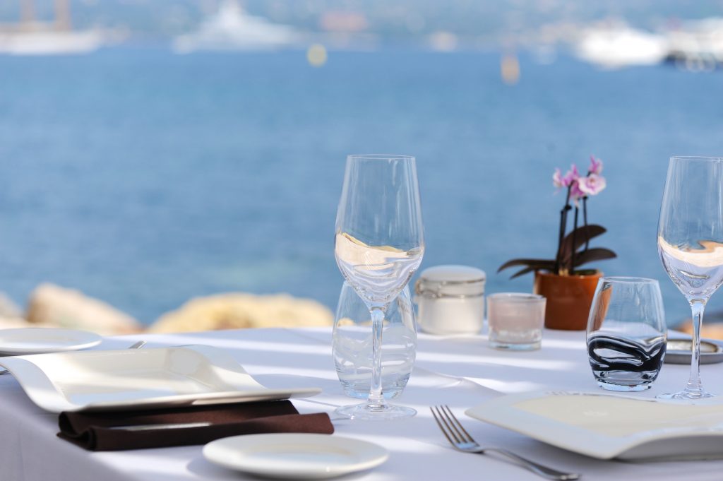 photo d'une table aux Viviers du Pilon à Saint Tropez Vanessa Romano