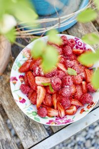 photo de salade de fraises et framboises