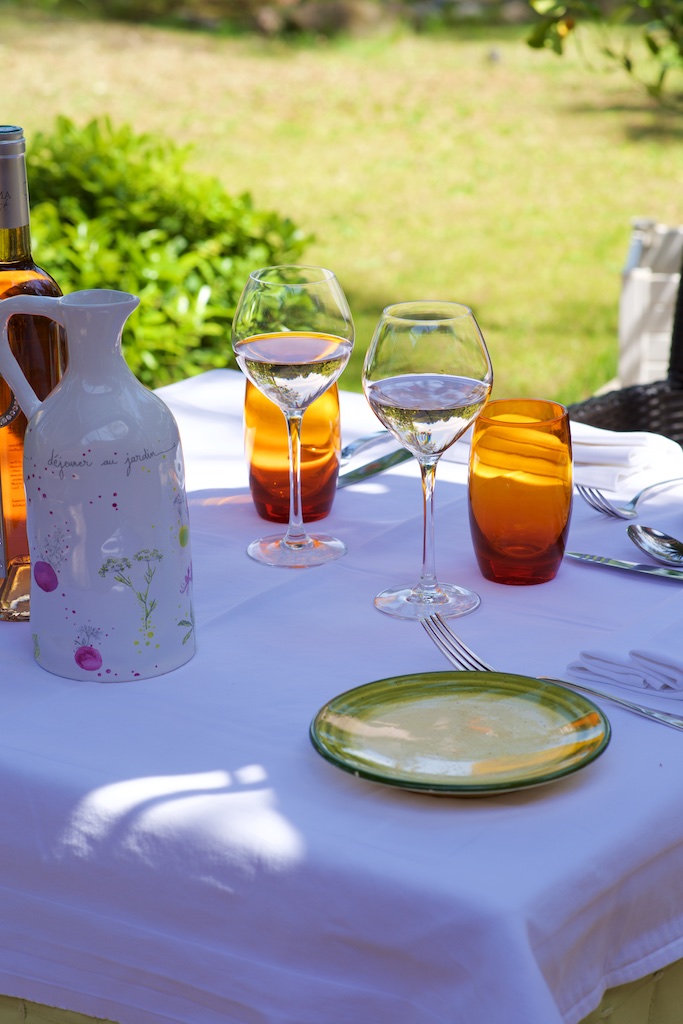 Photographie culinaire d'une table sur la terrasse du Jardin de Sébastien, restaurant gastronomique, Vanessa Romano photographe culinaire
