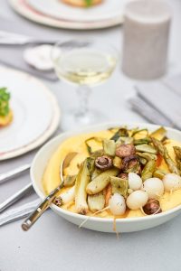 Stylisme et recette d'une polenta et légumes de printemps grillés pour le magazine Esprit Veggie