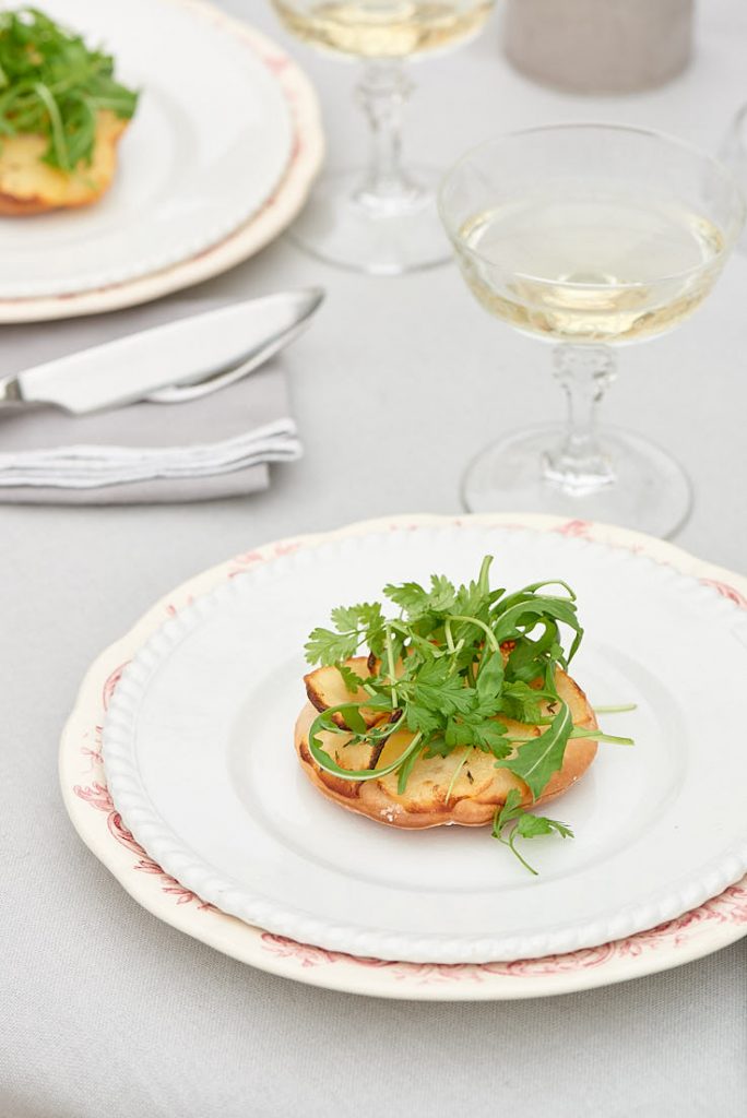 Stylisme et photo d'une tarte fine aux pommes de terre pour le magazine Esprit Veggie