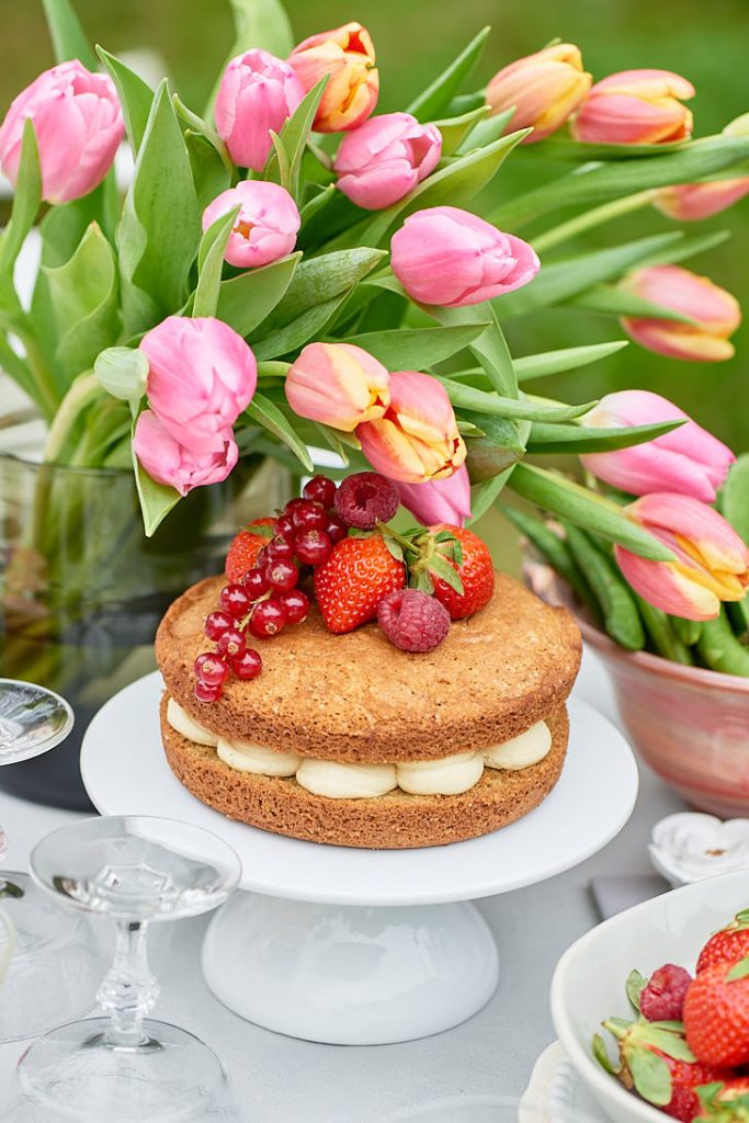 Photographie et stylisme d'un victoria sponge cake de printemps pour le magazine Esprit Veggie