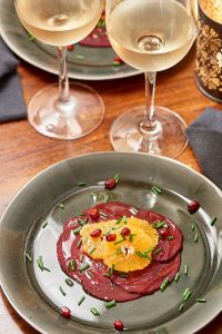 photographie culinaire d'un carpaccio de betterave et mandarine