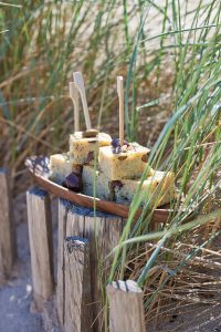 photographie culinaire d'une polenta aux olives