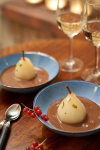 photographie culinaire d'une soupe de chocolat et poire pochée