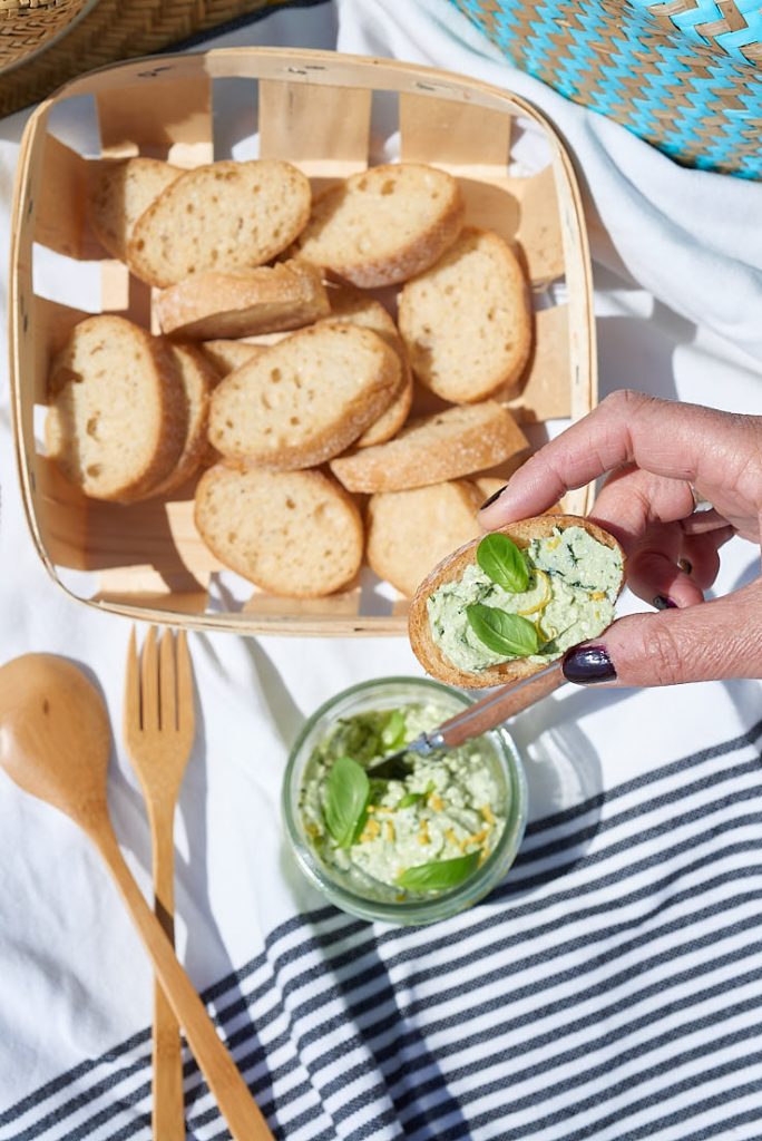 photographie culinaire de tartinade ricotta basilic