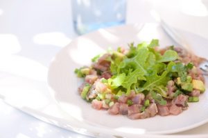 Photographie culinaire de bonite marinée à l'avocat