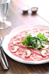 photographie culinaire de carpaccio de boeuf