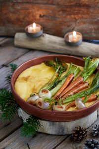 photographie culinaire de polenta crémeuse légumes grillés