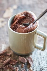 photographie culinaire d'un mug cake au chocolat