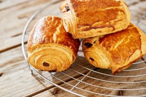 photographie culinaire de pains au chocolat