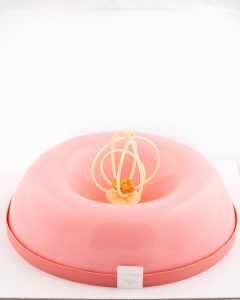 photo culinaire d'un gâteau savarin rose