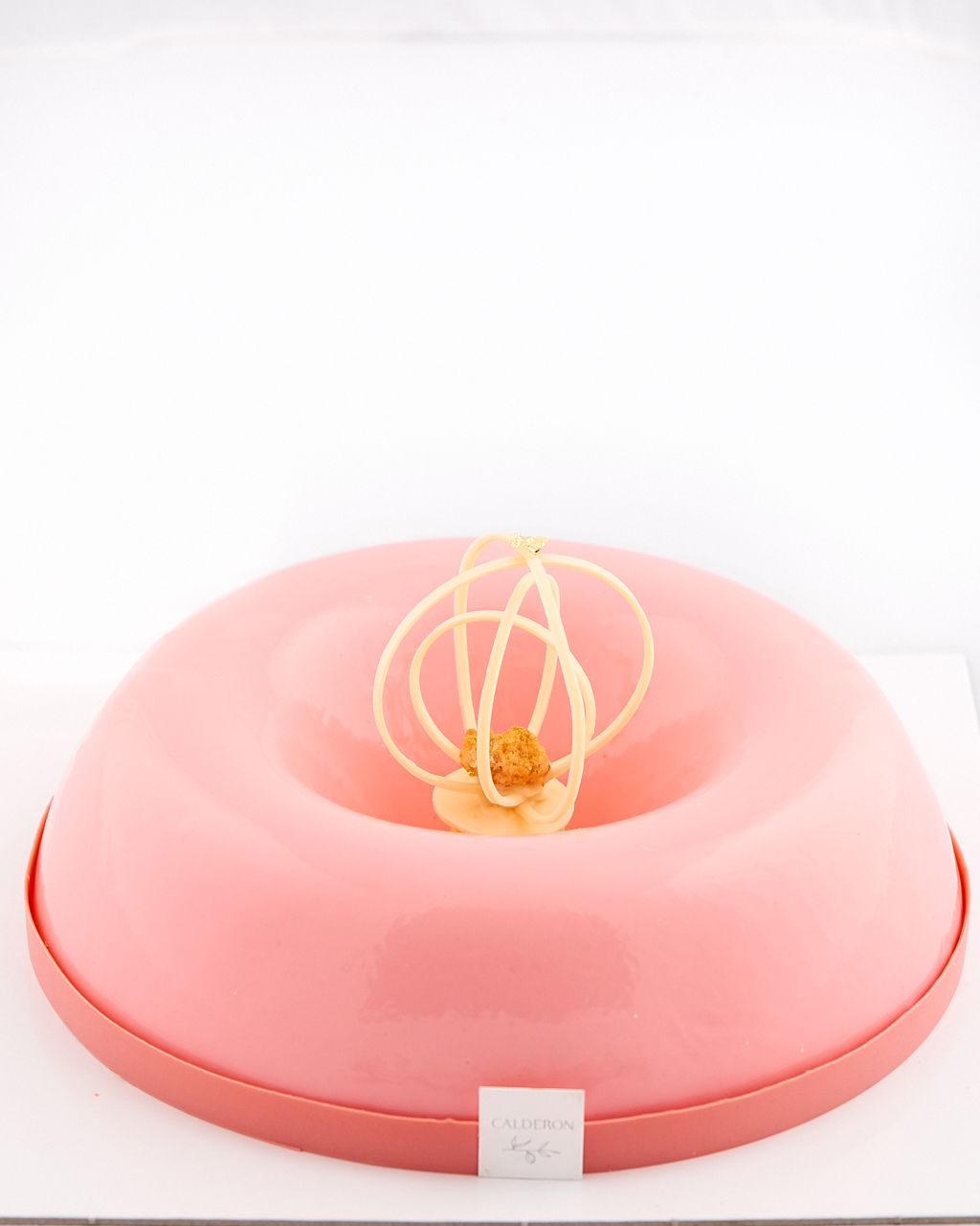 photo culinaire d'un gâteau savarin rose